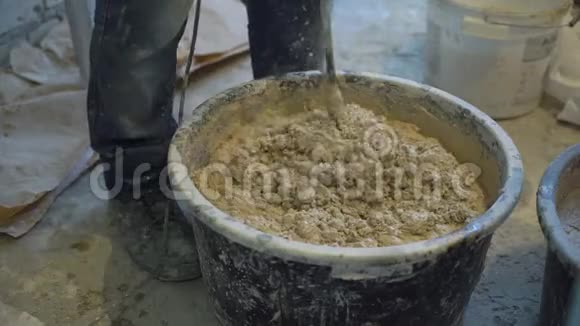 建筑工地制砂浆施工人员特写视频的预览图