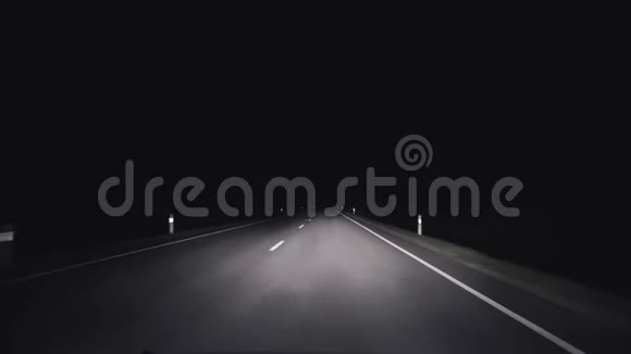 夜间乡村公路之旅视频的预览图