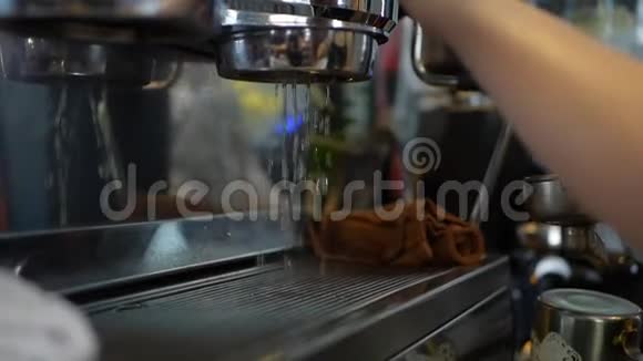 咖啡师用专业咖啡机煮咖啡视频的预览图