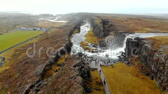 鸟瞰冰岛的秋天景观岩石峡谷与瀑布廷维尔里尔视频的预览图