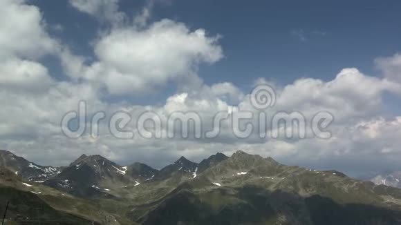 奥地利蒂罗尔州施恩乔克山顶附近移动的云视频的预览图