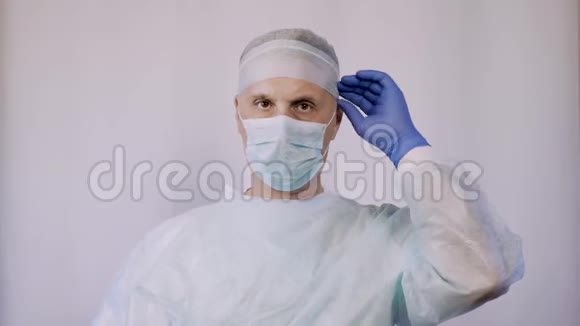 医生准备手术他调整帽子和医用口罩视频的预览图