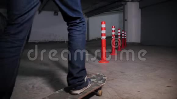一个年轻人在停车场的滑板上滑着军装训练他的滑板技巧视频的预览图
