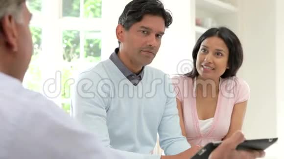 印度夫妇与金融顾问在家会面视频的预览图
