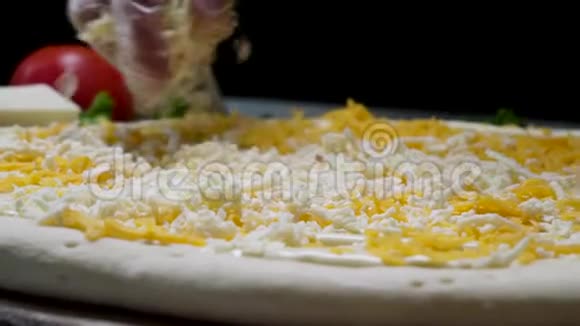 准备做饭我们的手戴着烹饪手套把奶酪放在披萨上四张奶酪框架厨师添加配料视频的预览图