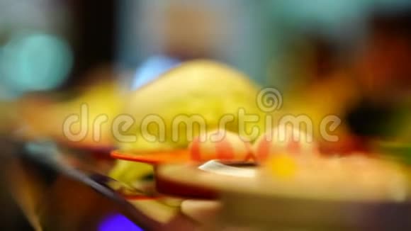 餐盘中的食物在餐厅的波克背景下以皮带运动旋转日式自助餐食品机械视频的预览图