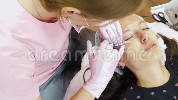 美容师给女性客户注射视频的预览图
