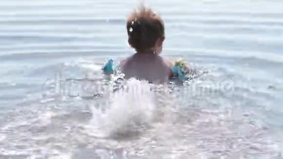 幼儿学习游泳视频的预览图
