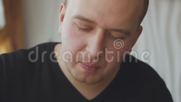一个年轻人坐在咖啡馆里吃一份开胃的炸薯条旁边是一个大汉堡摊在桌子上视频的预览图