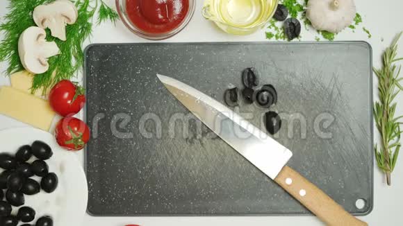 厨房切割黑橄榄的视频视频的预览图