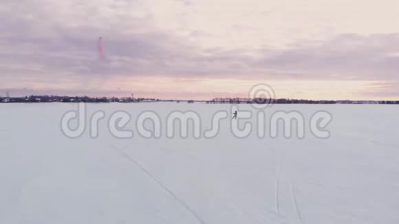冬天在滑雪板或滑雪板上风筝在风中在冰上滑冰美丽的彩帆视频的预览图