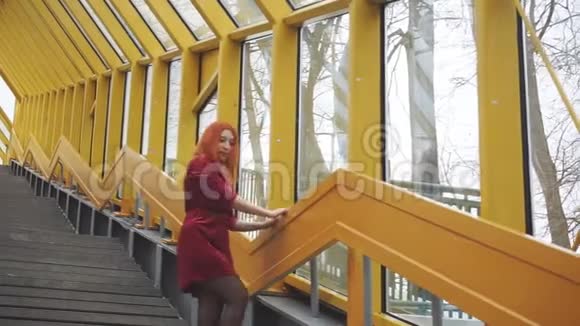 穿着红色裙子在楼梯上跳舞的漂亮女孩视频的预览图