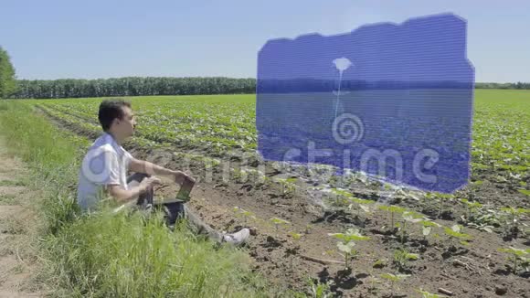 人类正在用3D玫瑰在野外边缘的全息显示器上工作视频的预览图
