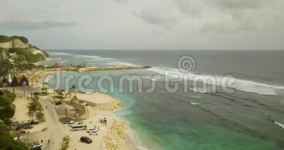 美丽的海滩鸟瞰4至视频游客在海滩放松视频的预览图