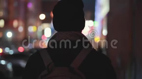 在夜市中行走的无名男子的剪影慢行视频的预览图