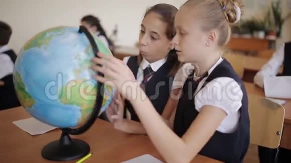 地理班的女学生学习世界各国和各大洲视频的预览图