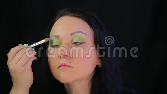 布鲁内特女士在眼睑上涂上多汁的绿色火花视频的预览图