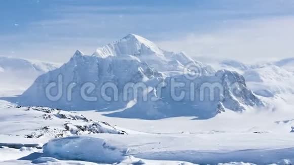 奇妙的白色冰封的南极洲山丘积雪覆盖视频的预览图