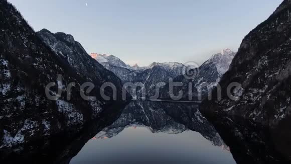 在4k的Konigssee湖水中的山和月亮的反射视频的预览图