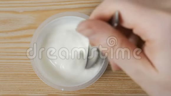 这个女孩吃天然的白色酸奶没有圆形罐子的味道视频的预览图