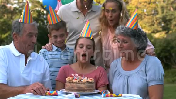 三代家庭在户外庆祝生日视频的预览图