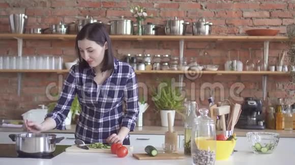 年轻的已婚夫妇在厨房里女孩准备食物给男人一种不好吃的食物的味道视频的预览图