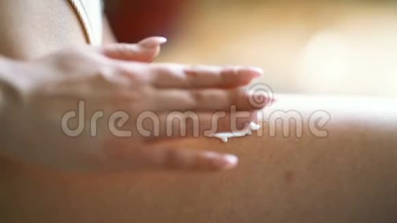 女人拿着罐子在轻盈的背景下双腿附近有奶油视频的预览图
