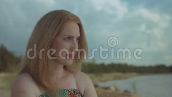 红发美女在海边微笑的肖像视频的预览图