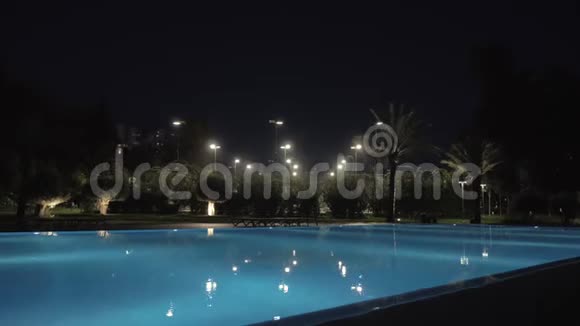 酒店区域的室外游泳池夜景视频的预览图