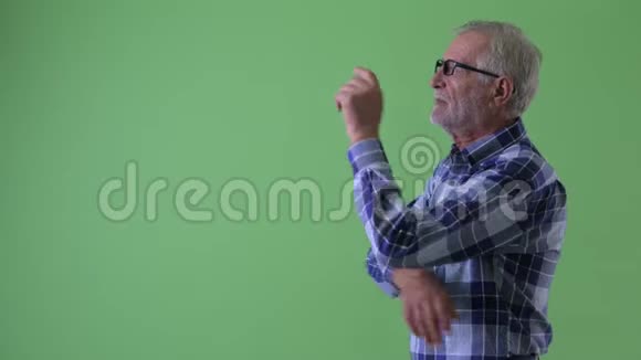 幸福的老年留胡子的时髦男人的形象视频的预览图