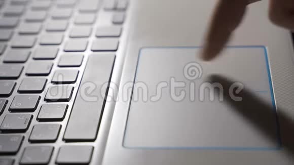 关闭笔记本电脑的触摸板和键盘男性手指在触控板上做手势视频的预览图