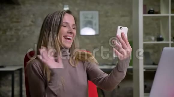 有魅力的女员工在工作场所打电话打招呼微笑的特写照片视频的预览图