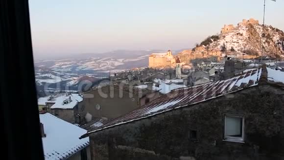 一个古老的山城的雪景从窗户上推下来视频的预览图