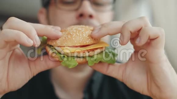 吃汉堡包的人特写镜头快餐食品视频的预览图