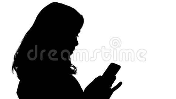 幸福的女人浏览媒体或用手机发短信视频的预览图