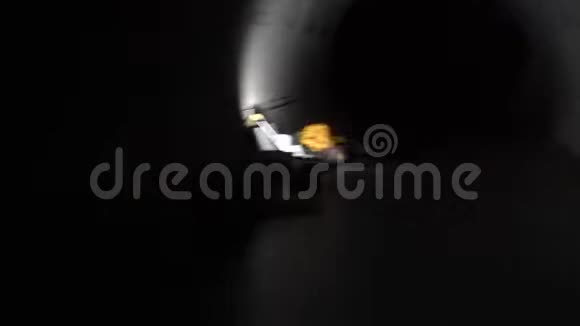警方人员在夜间躲避隧道的追捕视频的预览图