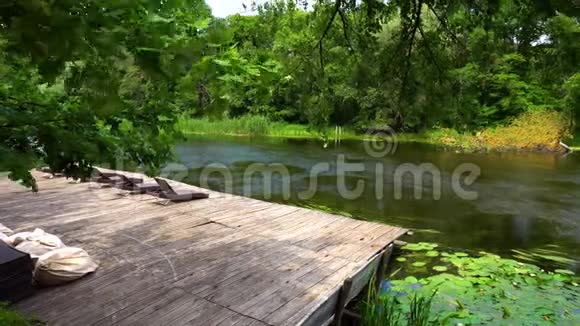 木制码头和吊床视频的预览图