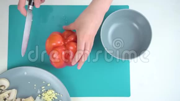 女性的手从种子中切下红椒视频的预览图