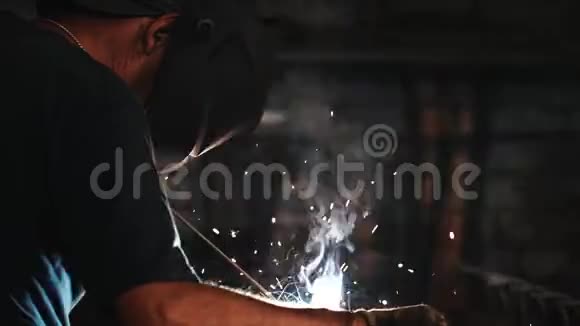 防护面罩中的焊工进行金属电弧焊视频的预览图