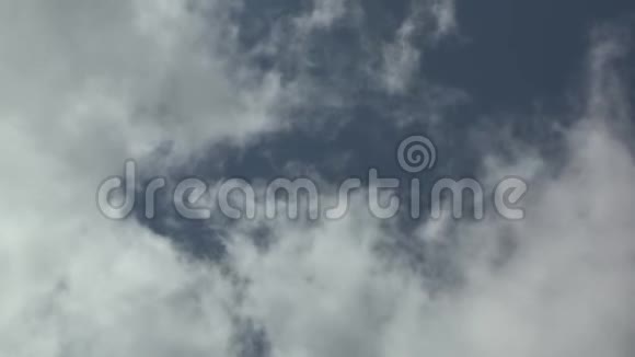 奥地利蒂罗尔州施恩乔克山顶附近移动的云视频的预览图