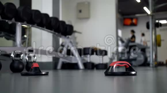 一个肌肉发达的男人从体育馆的地板上扭动身体视频的预览图
