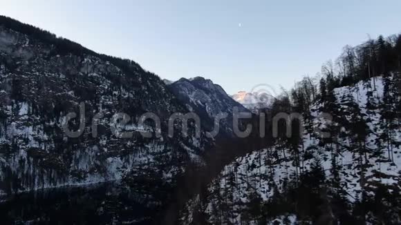 相机跨越湖面之间的山脉4k视频的预览图