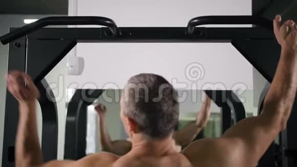 一个背部肌肉发达的男人在模拟器上拉着4K慢莫视频的预览图