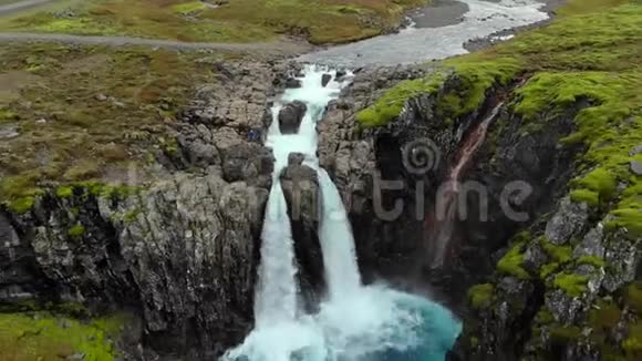 冰岛东部有晶莹剔透的瀑布视频的预览图
