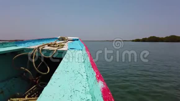4K视频木制蓝白色独木舟漂浮在水面上它是非洲的海泻湖塞内加尔这是鸟类国家公园视频的预览图