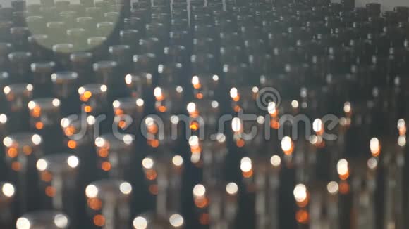 几个瓶子用背光射出啤酒生产工厂啤酒厂的概念空的棕色瓶子准备好了视频的预览图