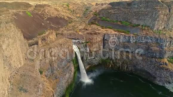 华盛顿州著名的帕卢兹瀑布的空中景观变成了岩石峡谷视频的预览图