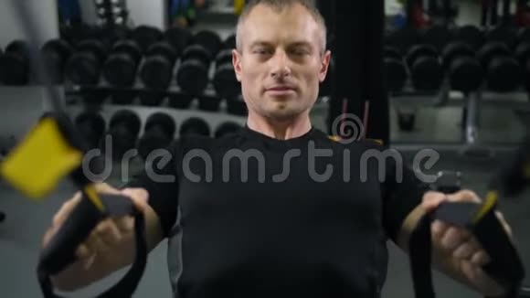 肌肉男用TRX皮带拉自己视频的预览图