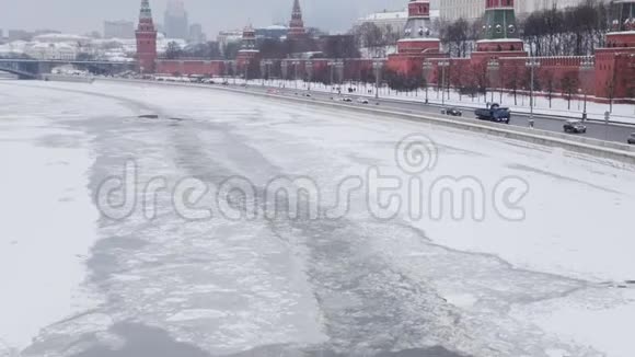 莫斯科俄罗斯2018年12月克里姆林宫墙在冬季从桥上拍摄汽车在莫斯科河附近行驶视频的预览图