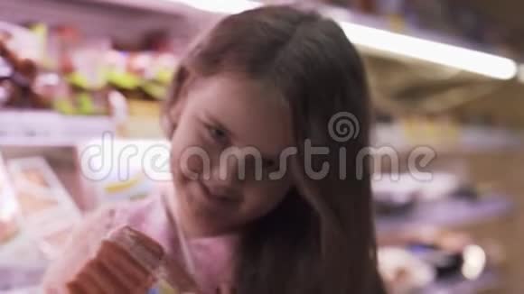 小女孩在商店里拿着香肠伸出大拇指视频的预览图